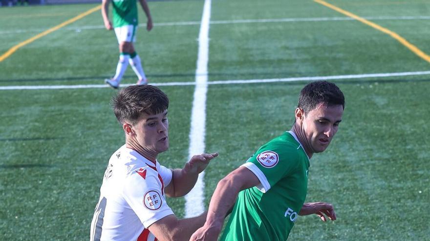 Jugadores del San Juan y el Logroñés, en un lance por el balón.