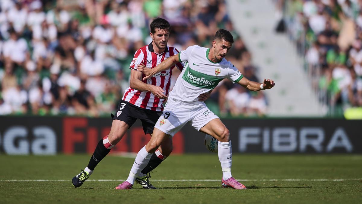 André Silva y Dani Vivian pelean por un balón.