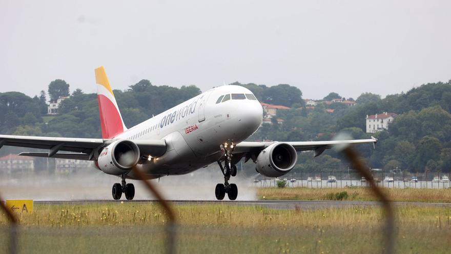 El repunte del aeropuerto en octubre no frena la caída en el número de usuarios