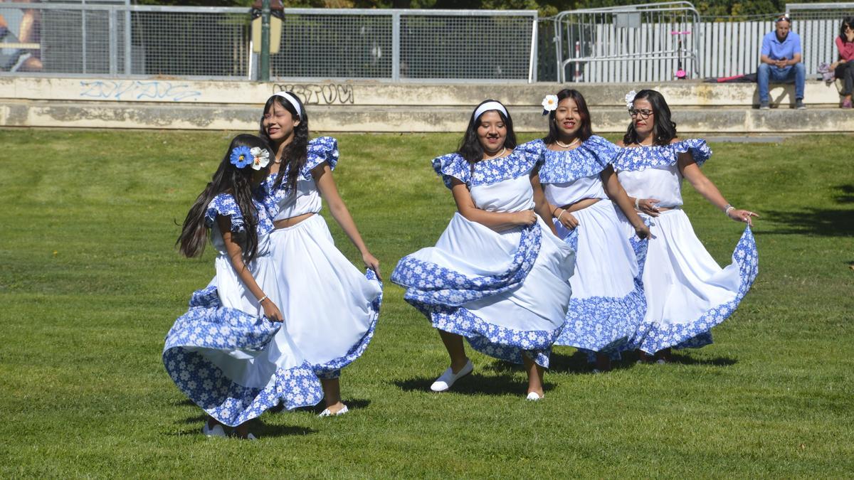 Danzas ecuatorianas durante el acto.