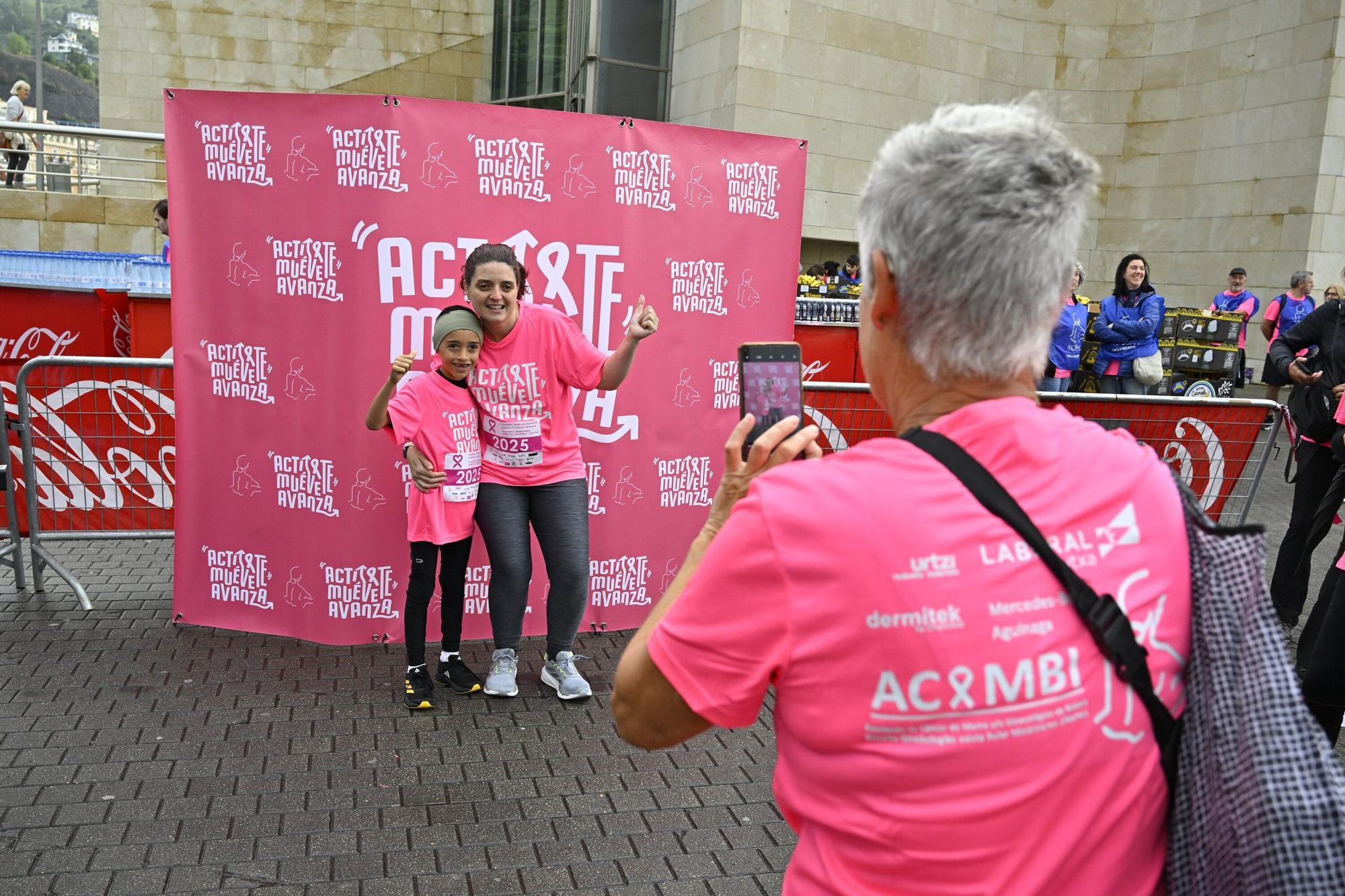 En imágenes: los paraguas tiñen la marea rosa de Bilbao