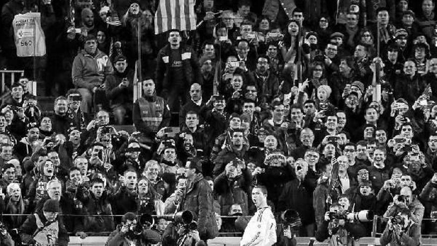 Cristiano celebra de rodillas sobre el césped del Camp Nou el primer gol de su cuenta personal y el que abrió el marcador.