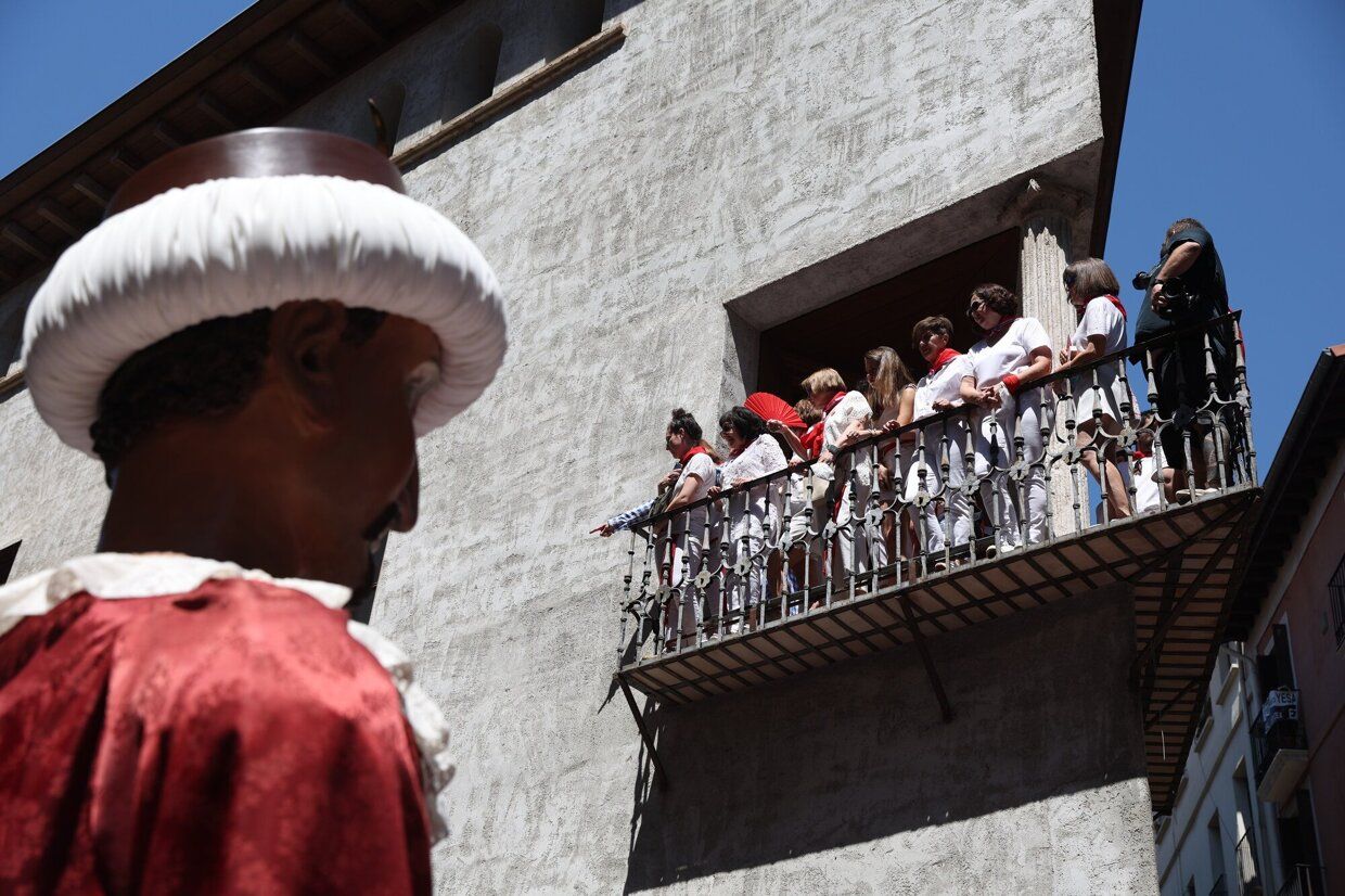 La Asociacion Festa-Los de Bronce entrega el Premio Festa 2022 a las mujeres que impulsaron la desaparición de las llamadas "madrinas" de las peñas en los Sanfermines