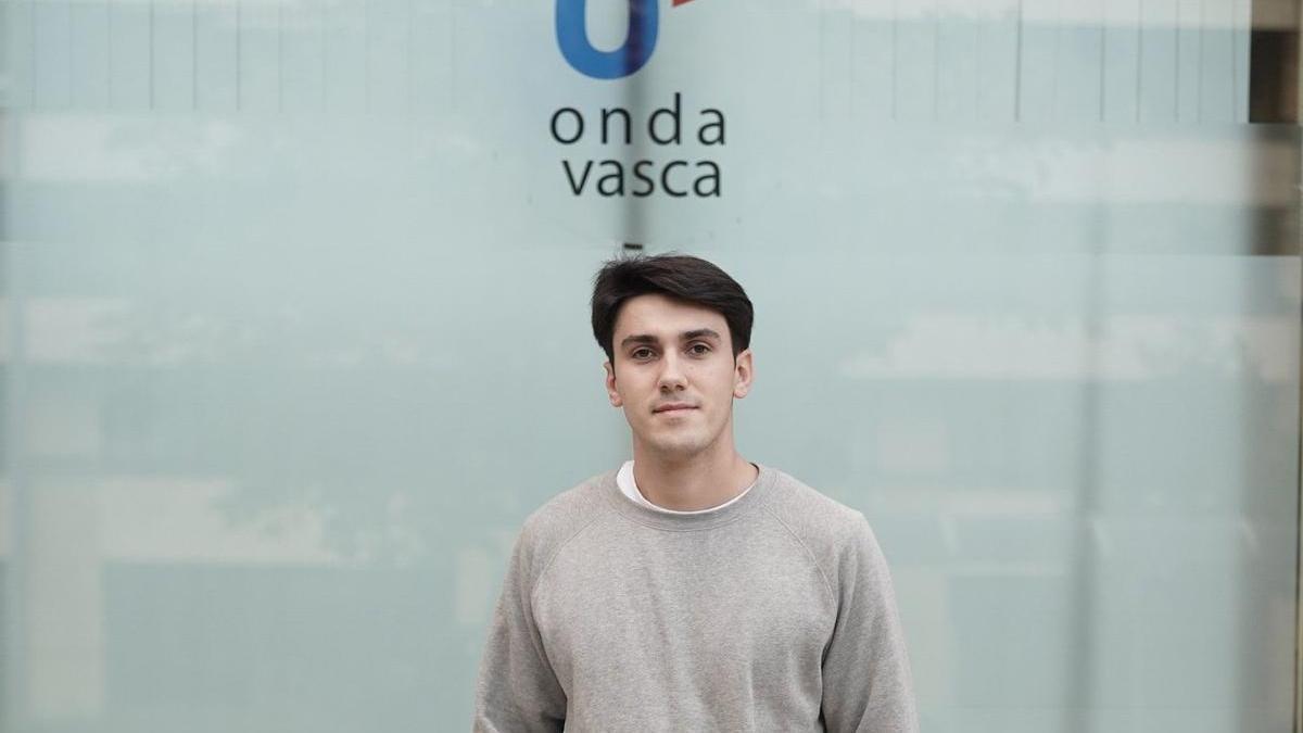 A sus 24 años, Samu Valcárcel se ha convertido en la voz de la Real en Onda Vasca. A sus 24 años, Samu Valcárcel se ha convertido en la voz de la Real en Onda Vasca.