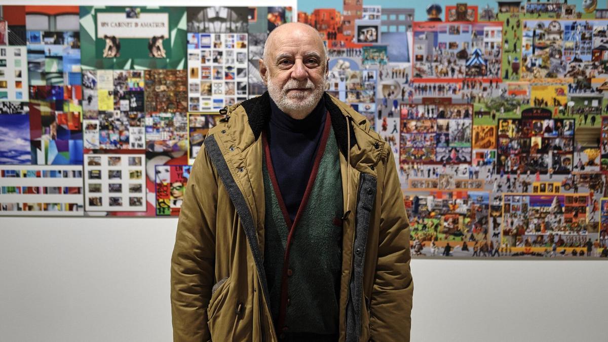 Javier Mina, junto a obras de la exposición.