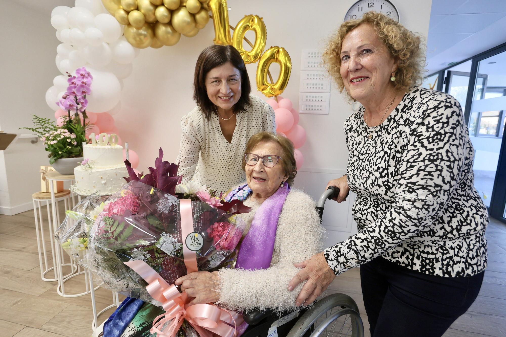 En imágenes: María Purificación López de Viñaspre celebra un siglo de vida rodeada de familiares, amigos y personal en la residencia Betania Garden
