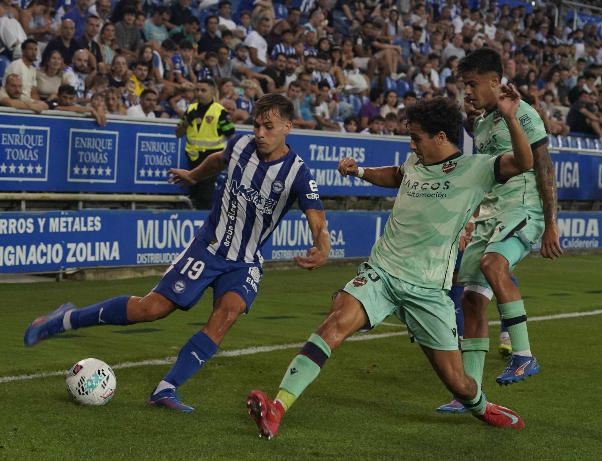En imágenes: Así está siendo el debut liguero del Alavés contra el Levante