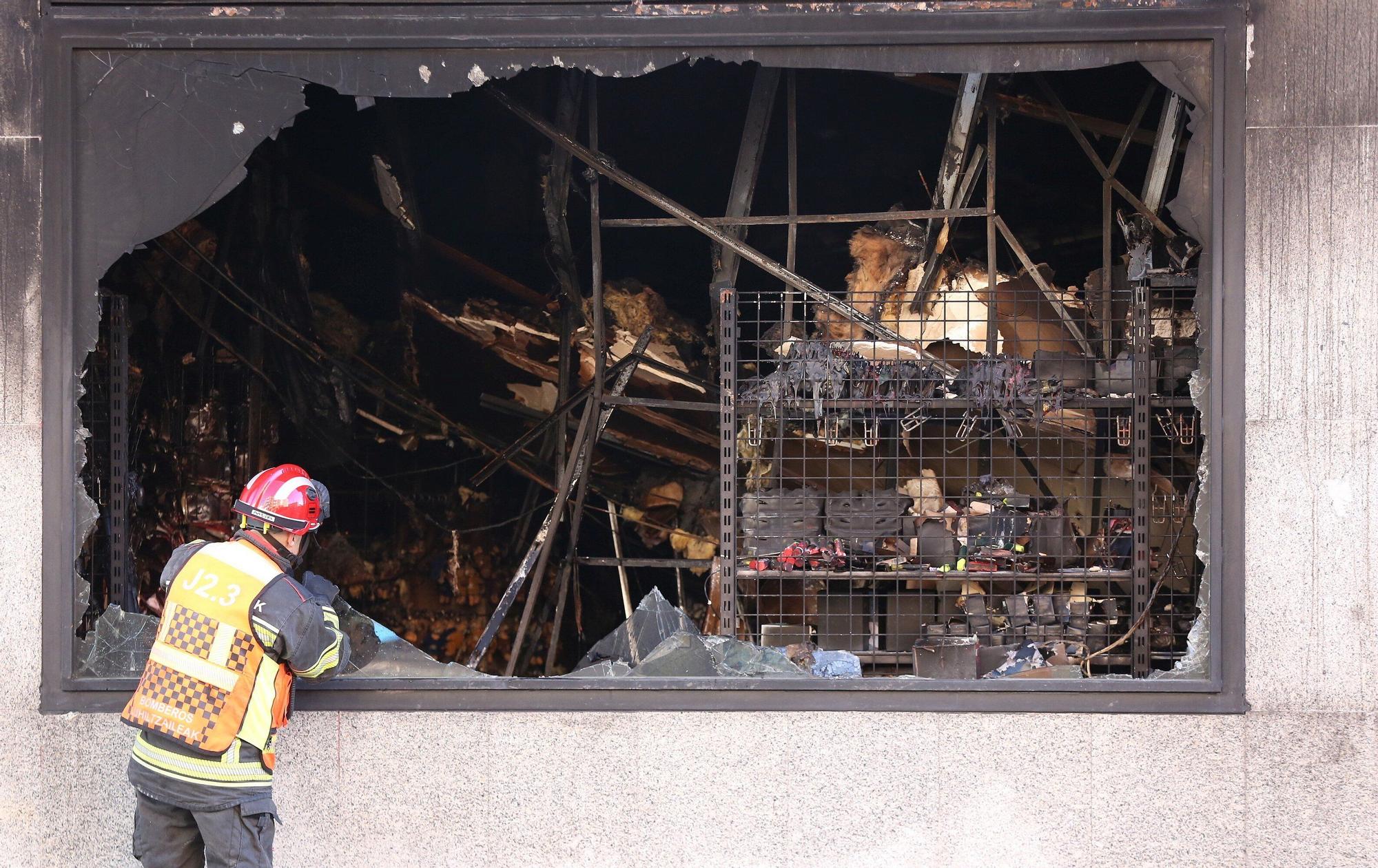 El alcalde de Pamplona visita la zona afectada por el incendio en la Rochapea