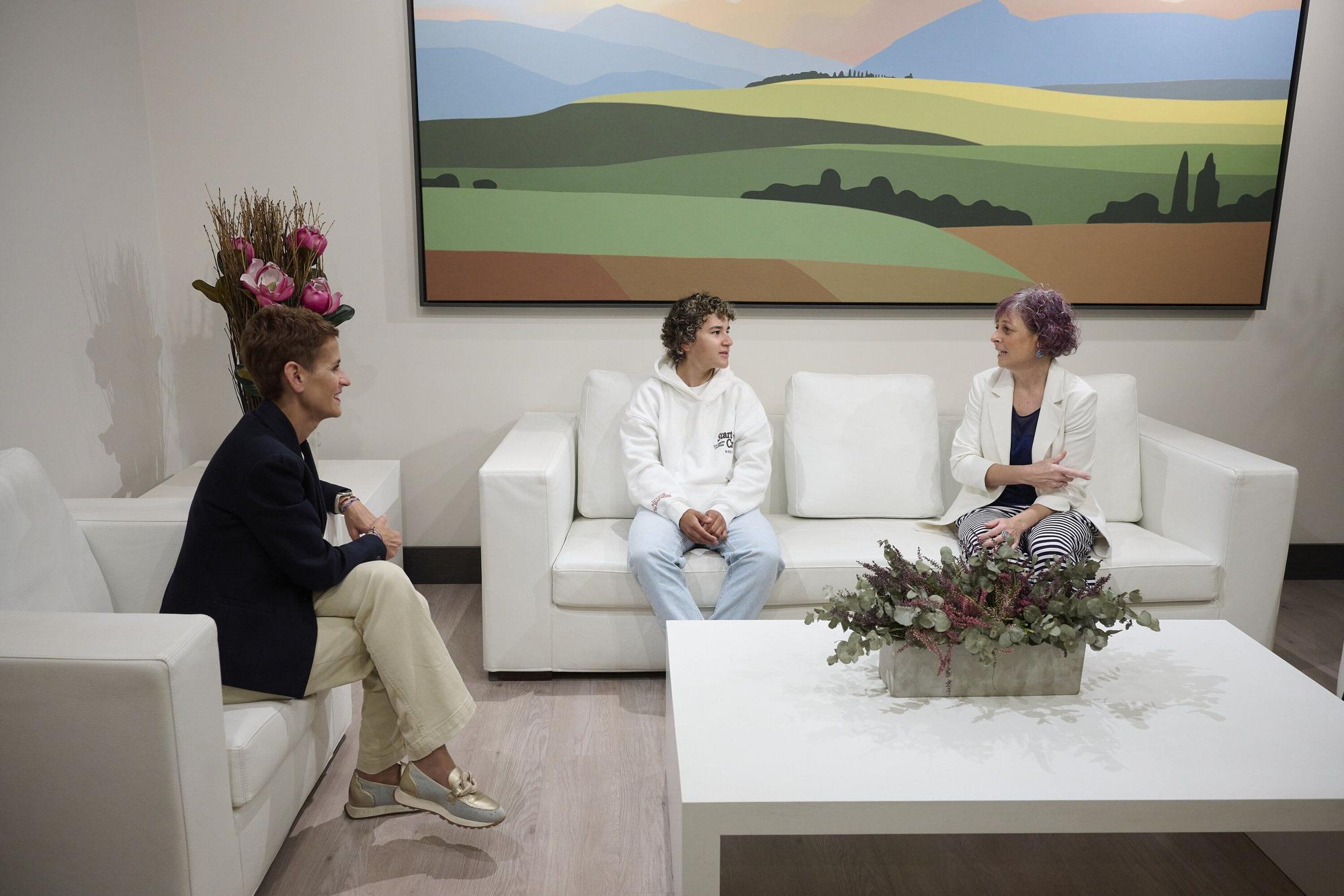 María Chivite recibe a Paula Ostiz en el Palacio de Navarra