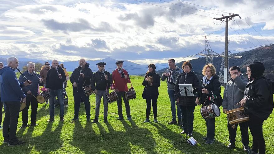 Danbolin Txistulari Elkartea celebra 40 años animando las calles y fiestas de Basauri