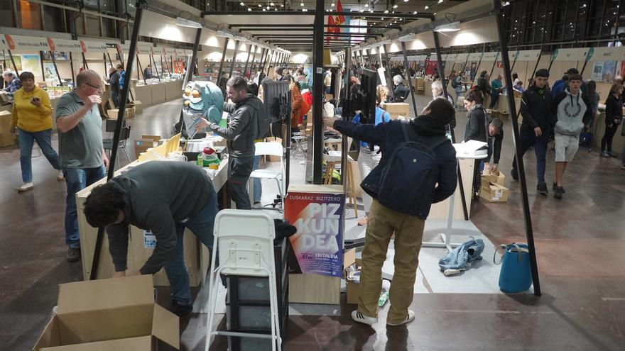 La muy alta afluencia de público reafirma el tirón de la Azoka 60 años después