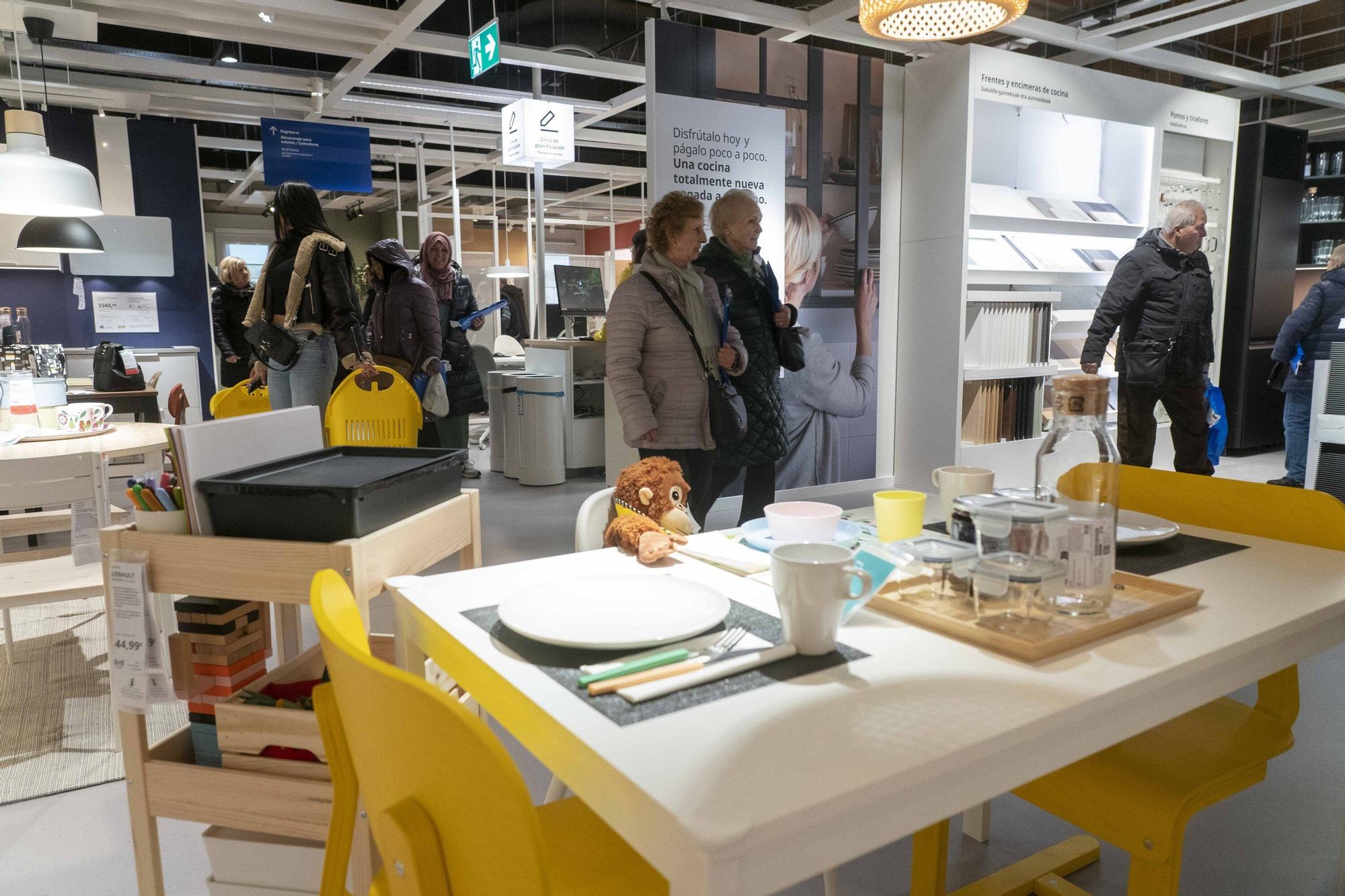 Fotos de la inauguración de la nueva tienda de Ikea en Vitoria