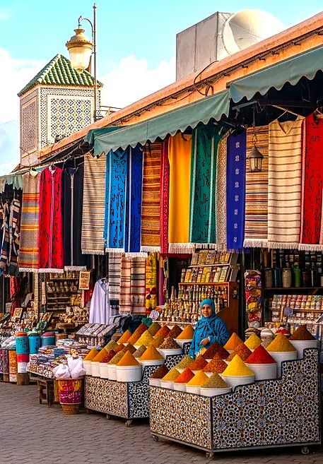 Una vendedora de especias y alfombras en la Medina.
