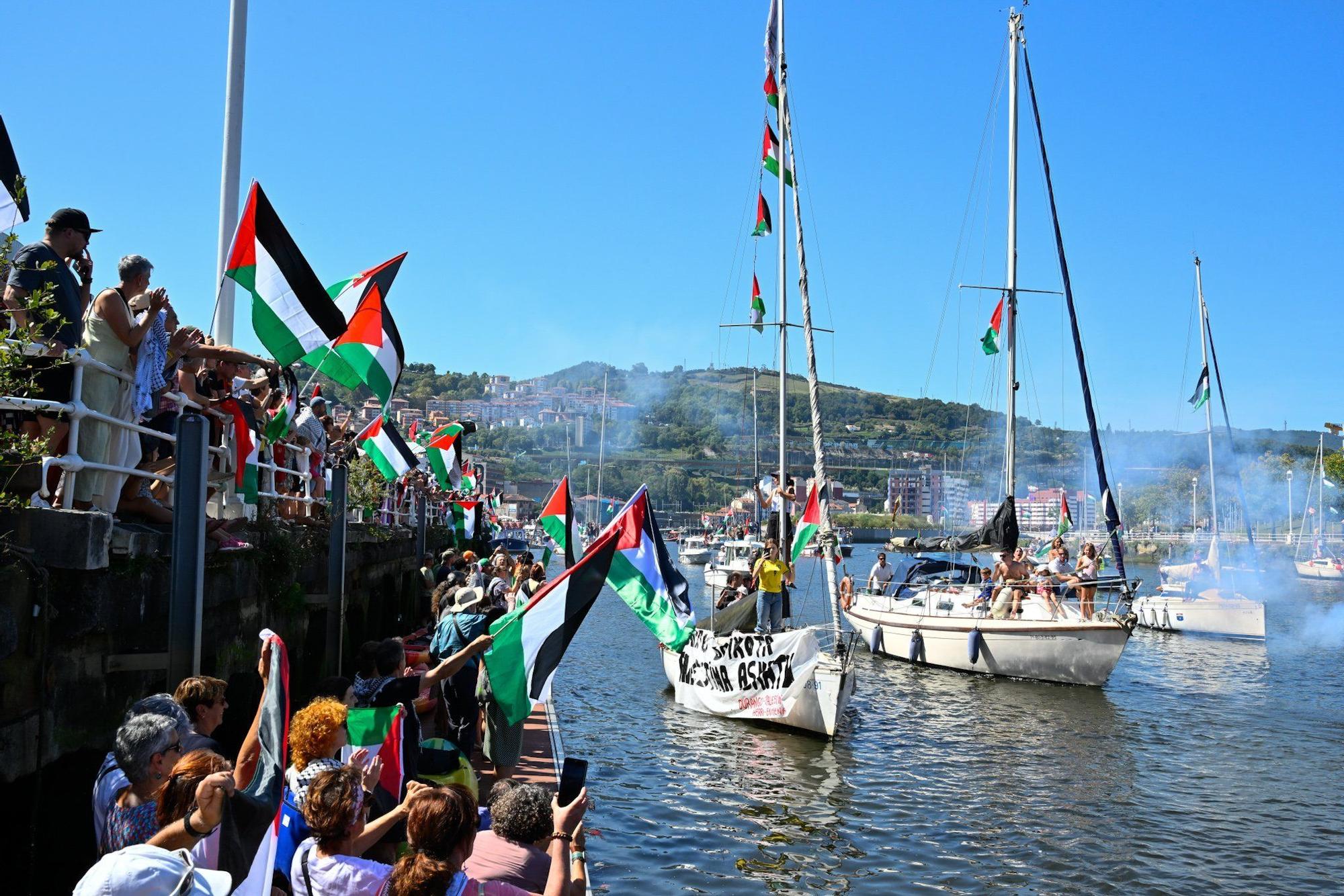 En imágenes: marcha marítima por la ría en solidaridad con Palestina desde Santurtzi