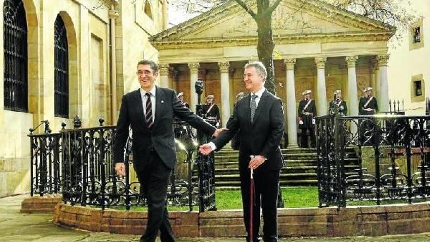 El nuevo lehendakari, Iñigo Urkullu (d), junto al Árbol de Gernika, recibe la &#039;makila&#039; de manos de su antecesor, el socialista Patxi López.