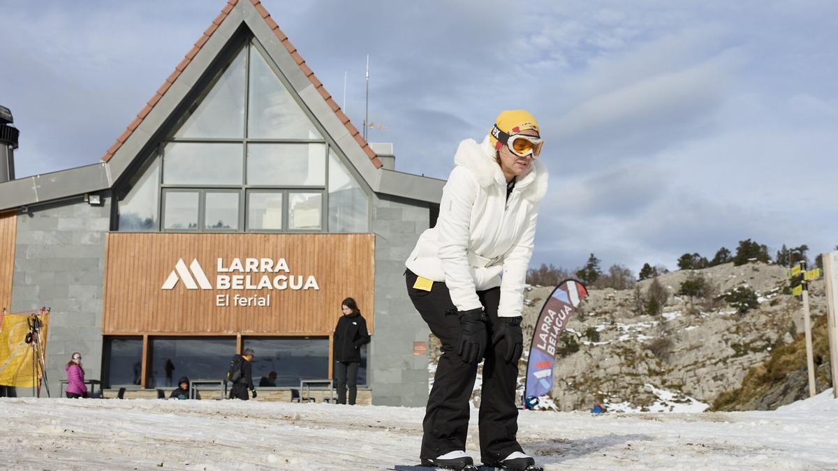 Leticia Tierras aprende a bajar por una cuesta.