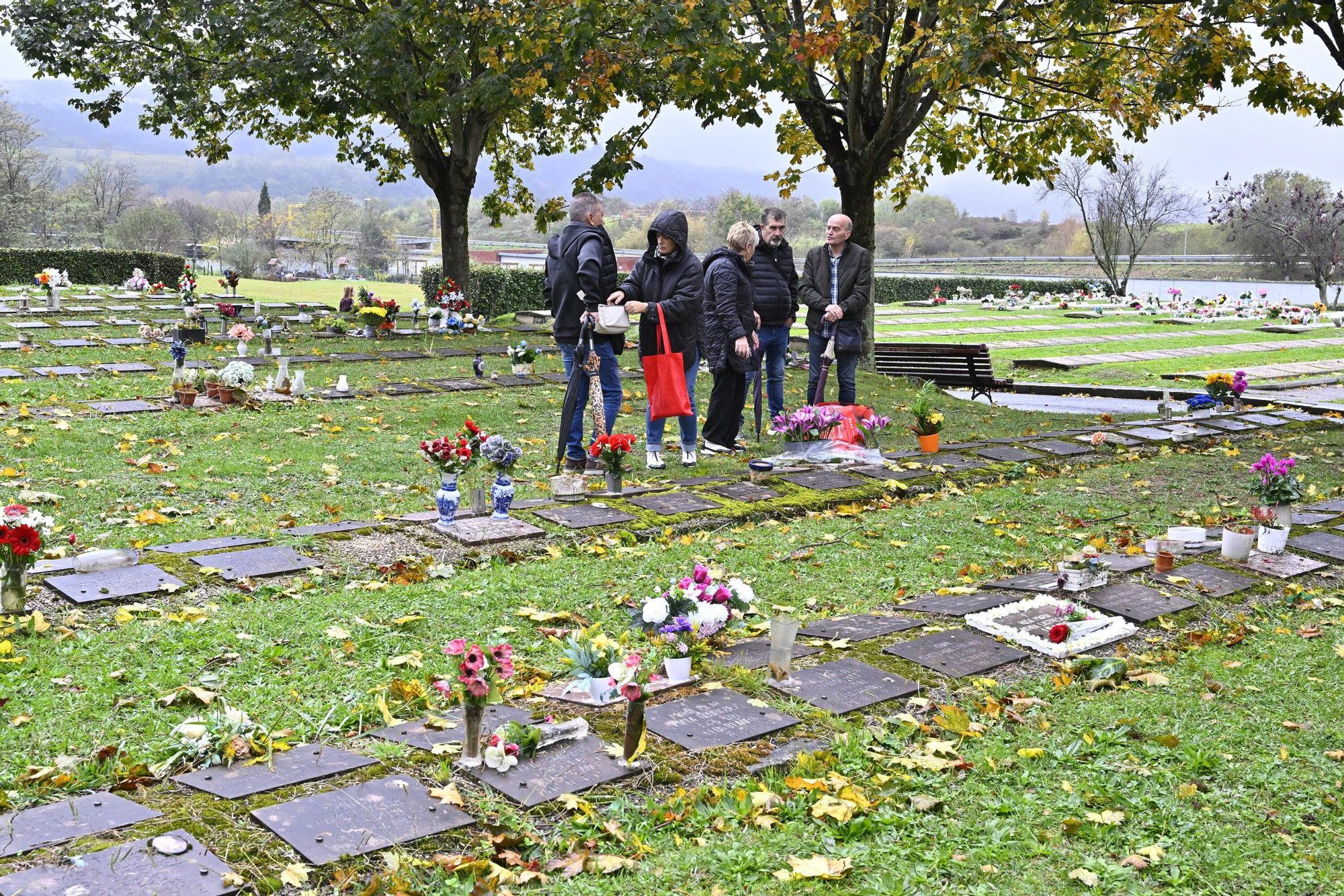 En imágenes: así se vive el día de Todos los Santos en el cementerio de Bilbao