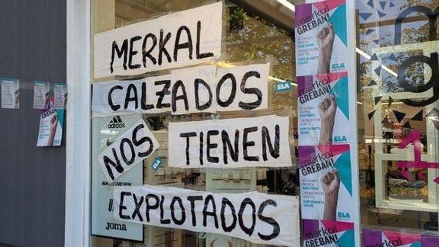 Pancarta durante la huelga de Merkal Calzados.