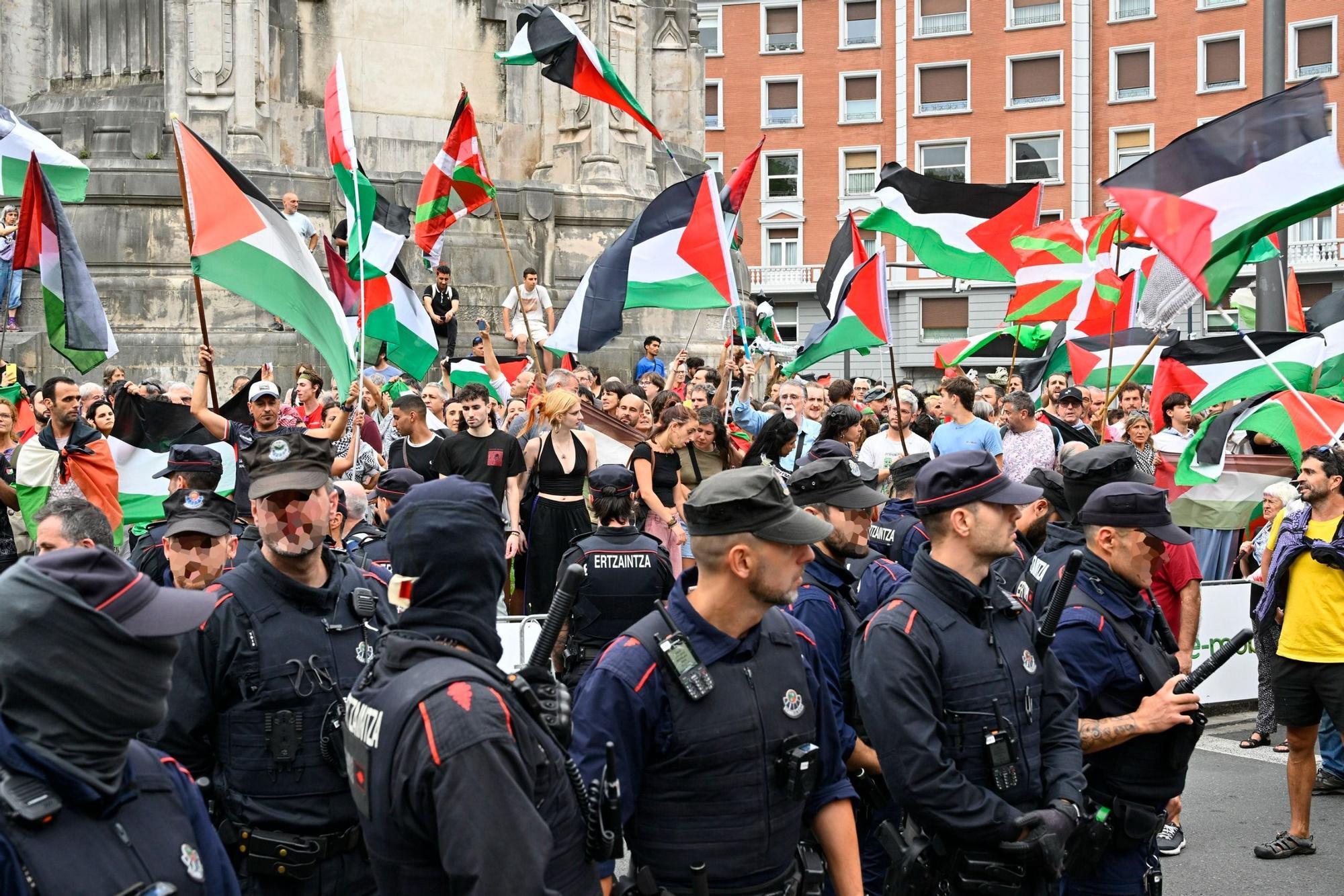 En imágenes: protesta contra el Israel al paso de la La Vuelta por Bilbao