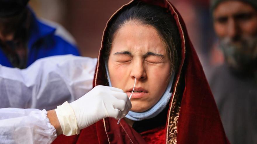 India suma más de 300.000 positivos en coronavirus en un día