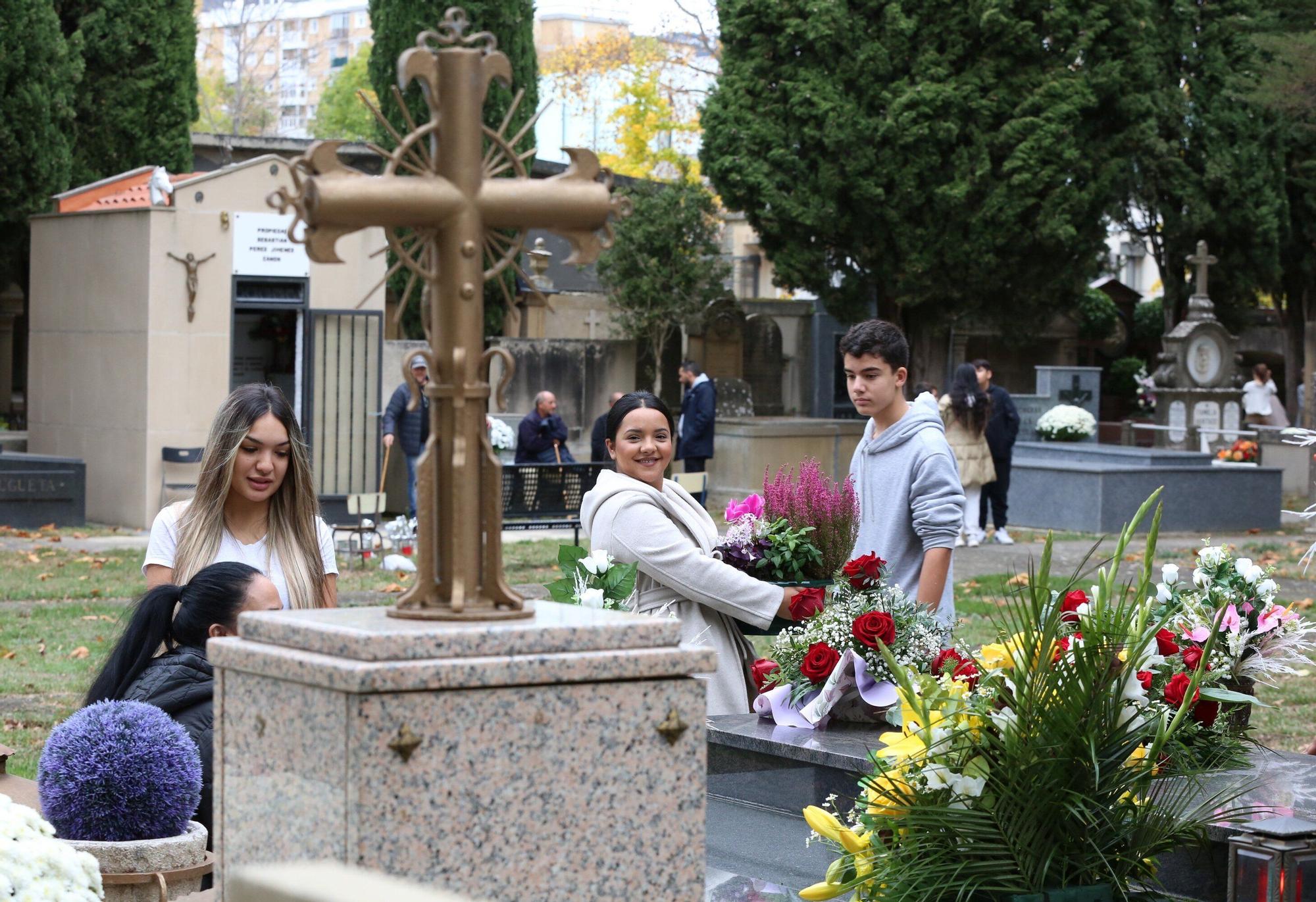 Miles de ciudadanos visitan a sus allegados en los cementerios de Navarra
