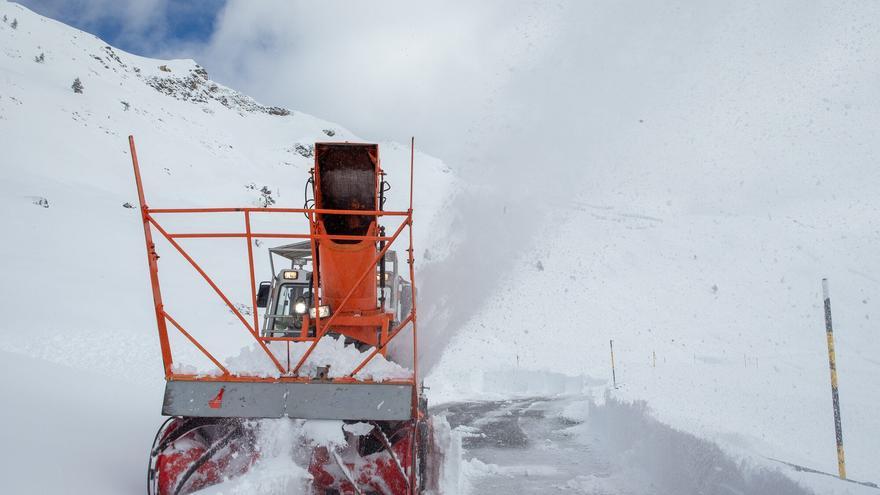Nieve a 500 metros y lluvias intensas: Navarra activa su maquinaria quitanieves