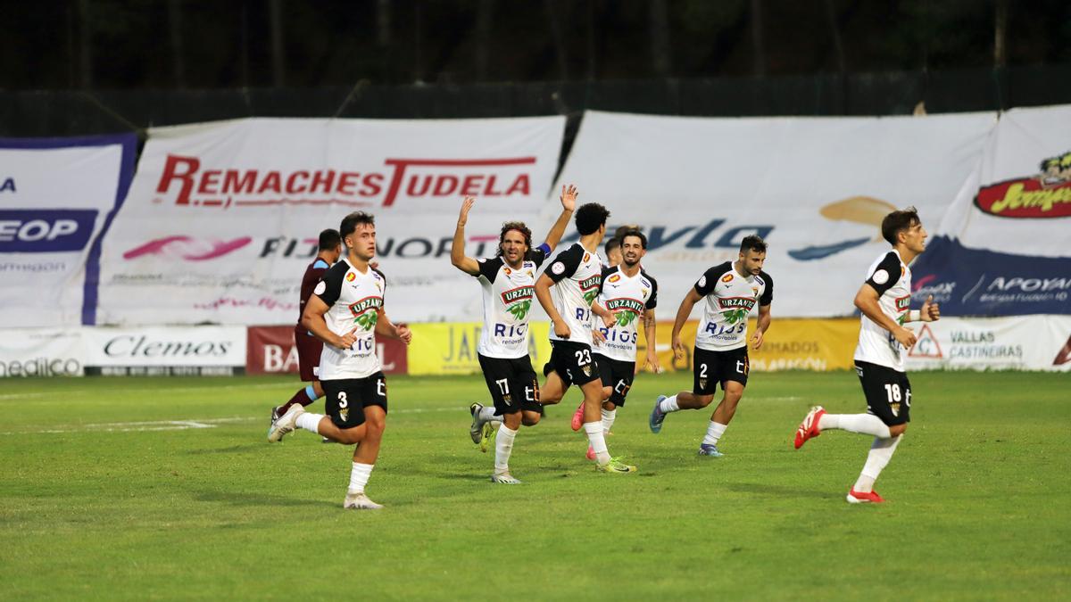 Íñigo Alayeto, con el dorsal 17, celebra un gol ante el Beasain en la primera jornada rodeado de sus compañeros