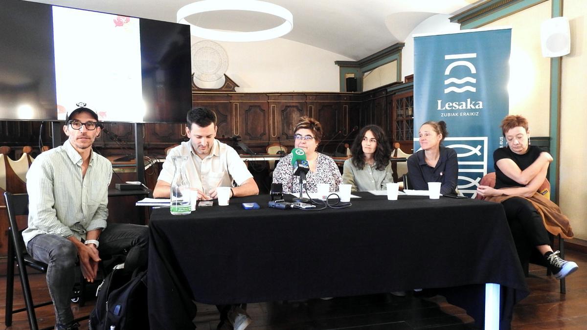 Jokin Apezetxea, Ladis Satrustegi, Laura Apeztegia, Igone Saldias, Marilen Telletxea y Marixabel López de Uralde.