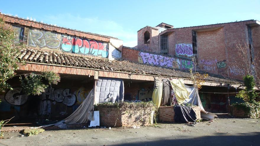 Colectivos sociales denuncian la situación del convento de Aranzadi: &quot;Más de 70 personas malviven sin agua ni luz&quot;