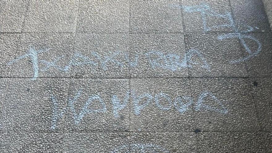 Denuncian la aparición de una pintada con una diana junto a la casa de un ertzaina en Vitoria