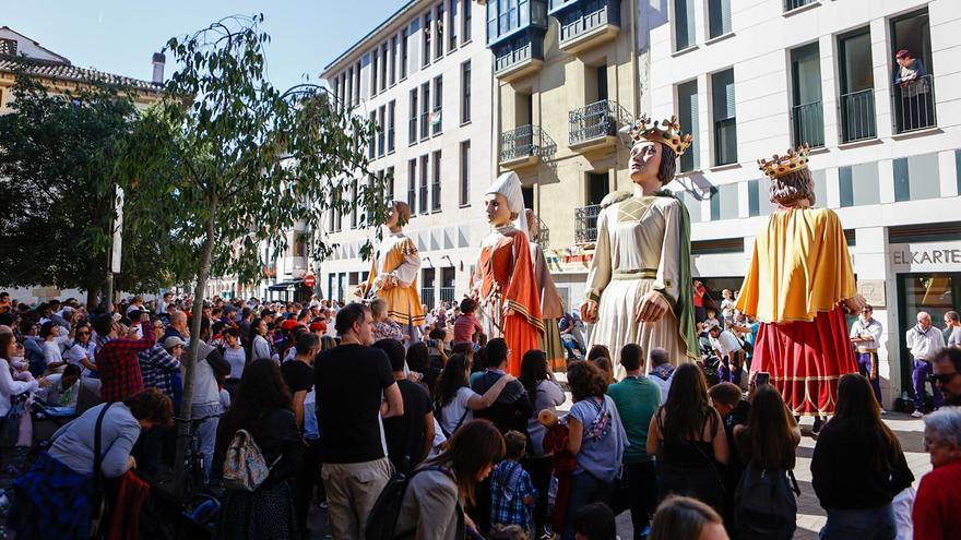 Villava-Atarrabia ya tiene cartel: &#039;Maritxu tejiendo las fiestas-Maritxu jaiak ehuntzen&#039;
