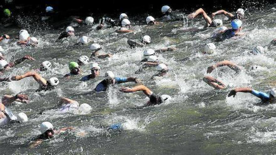 Agua, carretera y asfalto