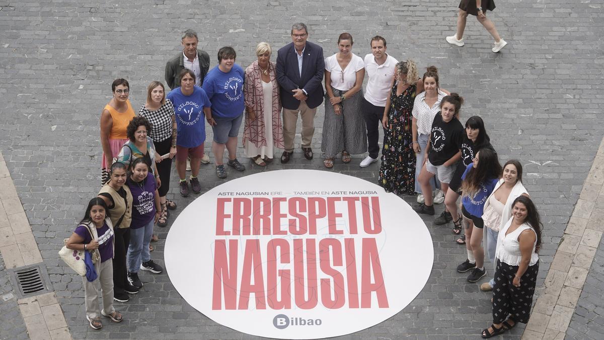 El alcalde de Bilbao y la concejala Itziar Urtasun con otros ediles, comparseros y agentes.