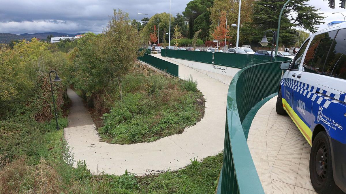 Policía Municipal, durante la inspección de el camino que baja de la gasolinera de Beloso.