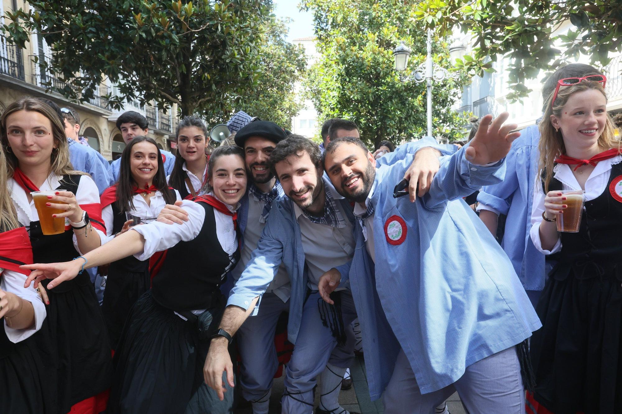 En imágenes: Blusas y neskas desfilan en una kalejira por Santiago