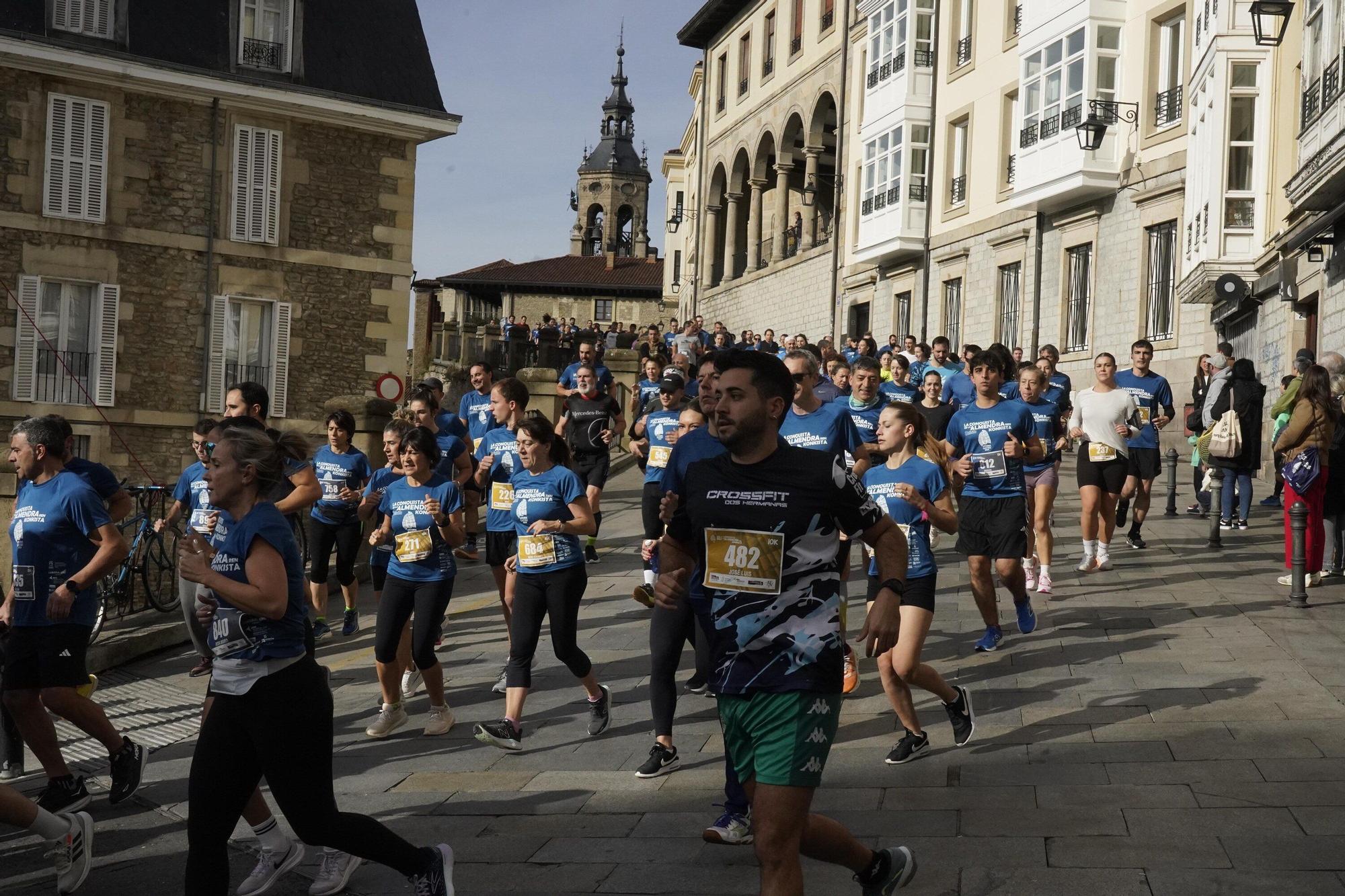 En imágenes: Miles de personas conquistan la Almendra de Gasteiz