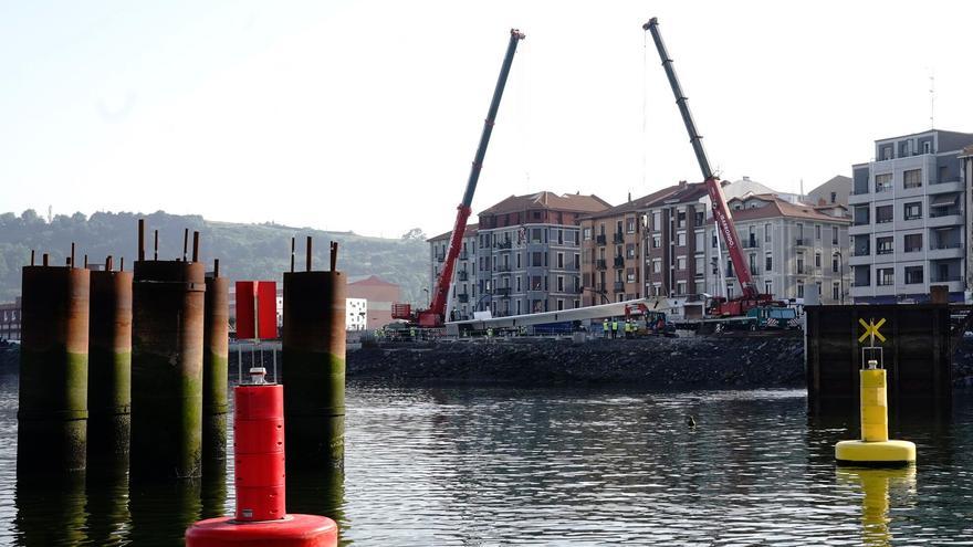 La pasarela ‘All Iron’ arranca su montaje en la ría con una maniobra de “relojería milimétrica”