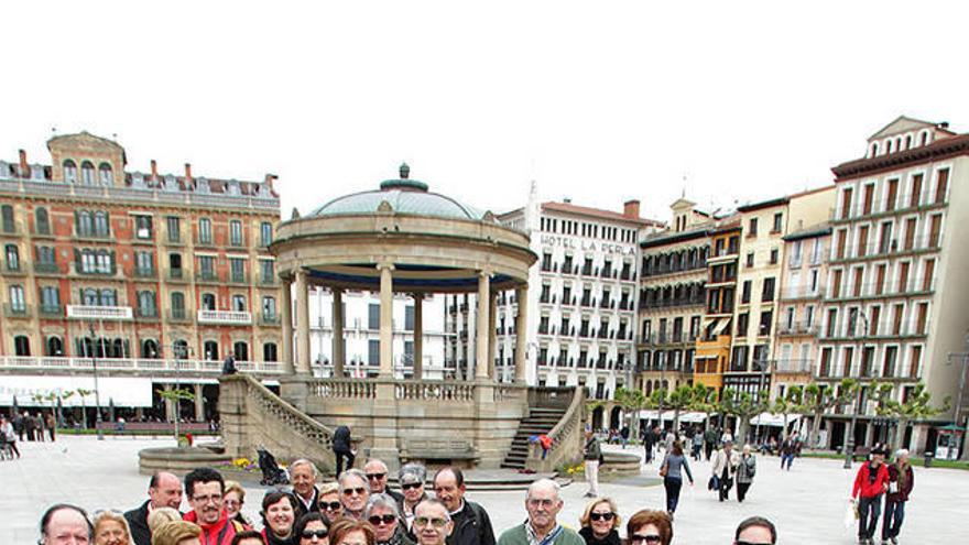 Ana Calavia y Ana Serrano, con alumnos del programa &#039;Conozcamos Pamplona&#039; y otros turistas, en la plaza del Castillo.