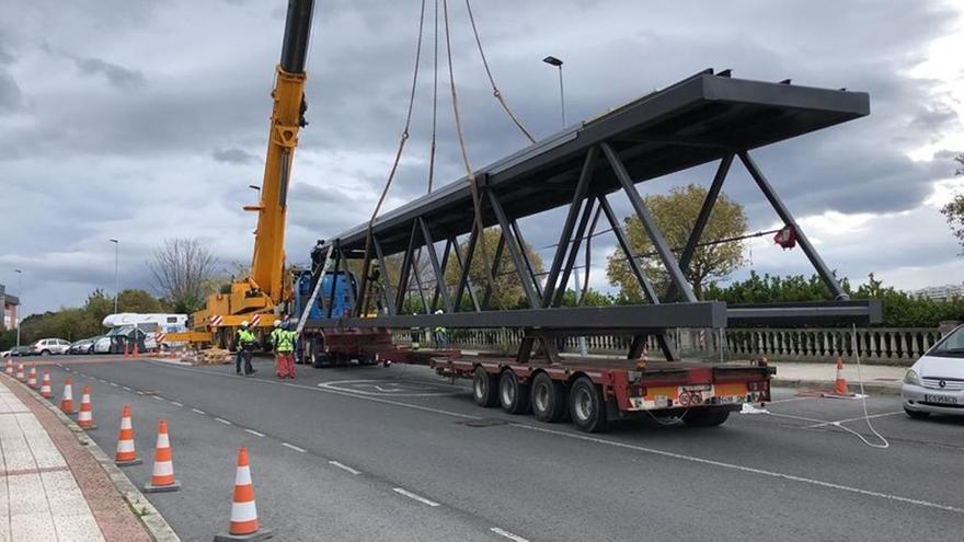 La estructura tuvo que ser transportada en dos piezas de 25 metros.