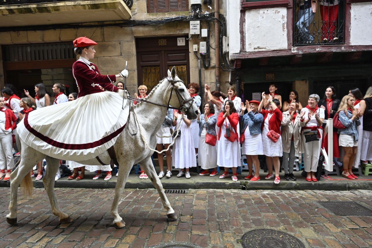 El Alarde desfila por las calles de Hondarribia