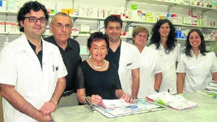 De izquierda a derecha, Iñigo, Luis Mari, Mari Carmen y Jon, junto al resto del equipo de la farmacia.