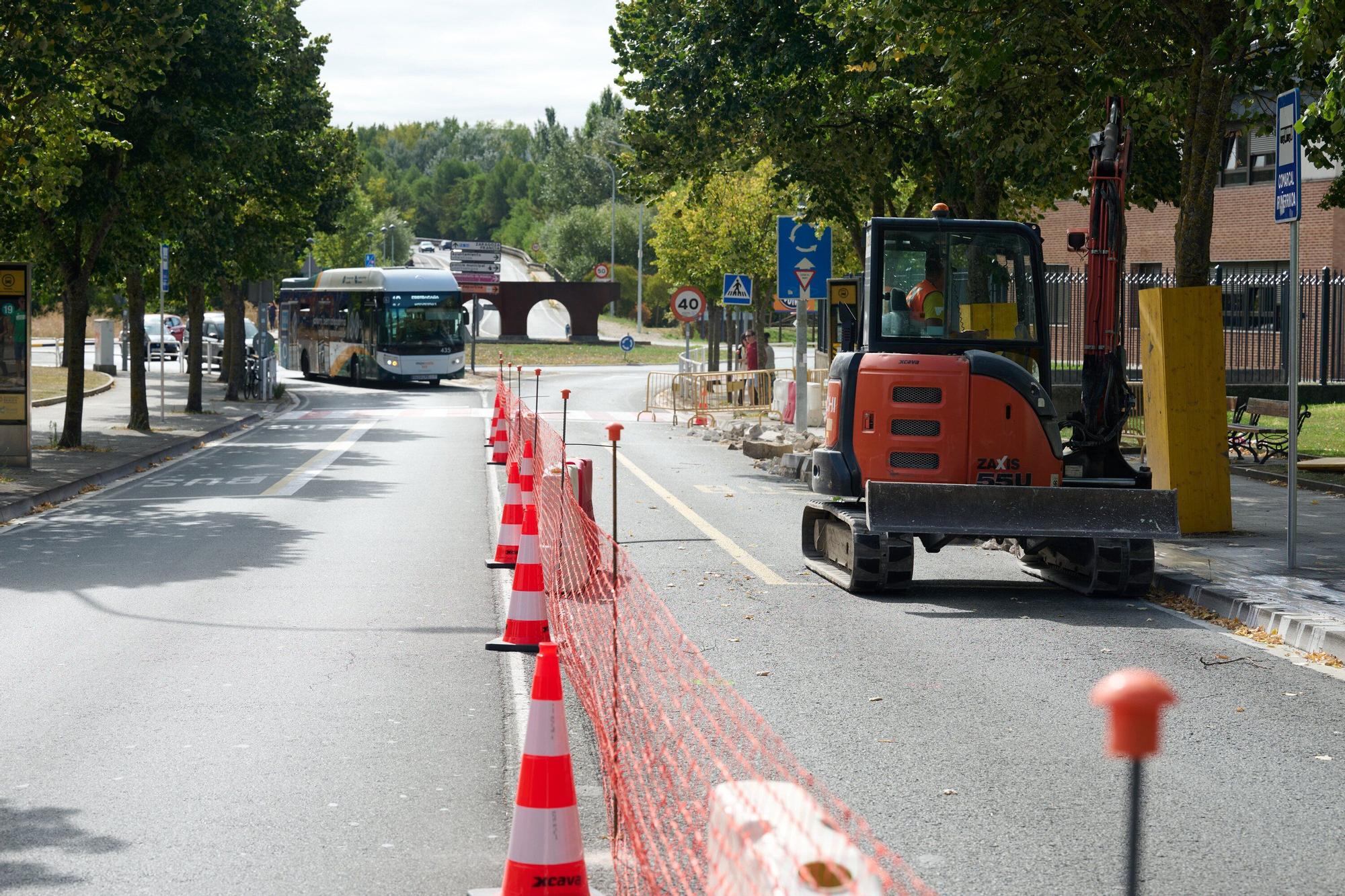 Obras del nuevo carril en calle María Azkarate de Burlada