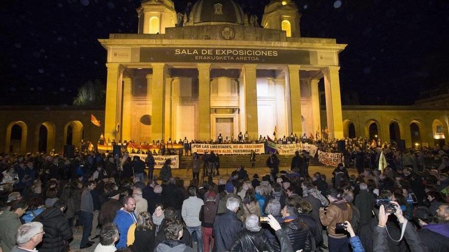 Los diferentes colectivos desplegaron sus pancartas junto al Monumento a los Caídos, donde se llevó a cabo el acto principal.