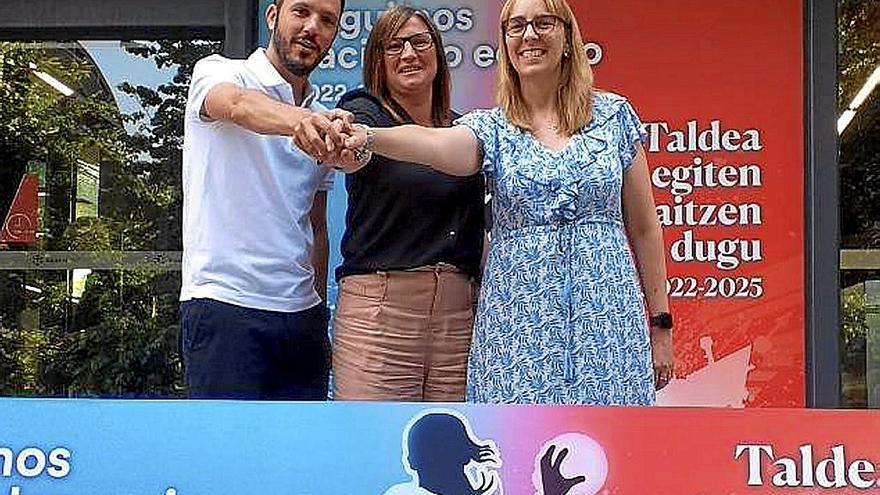 Reiriz, Garmendia y Larrea posan ayer tras la presentación del acuerdo.  | FOTO: BERA BERA