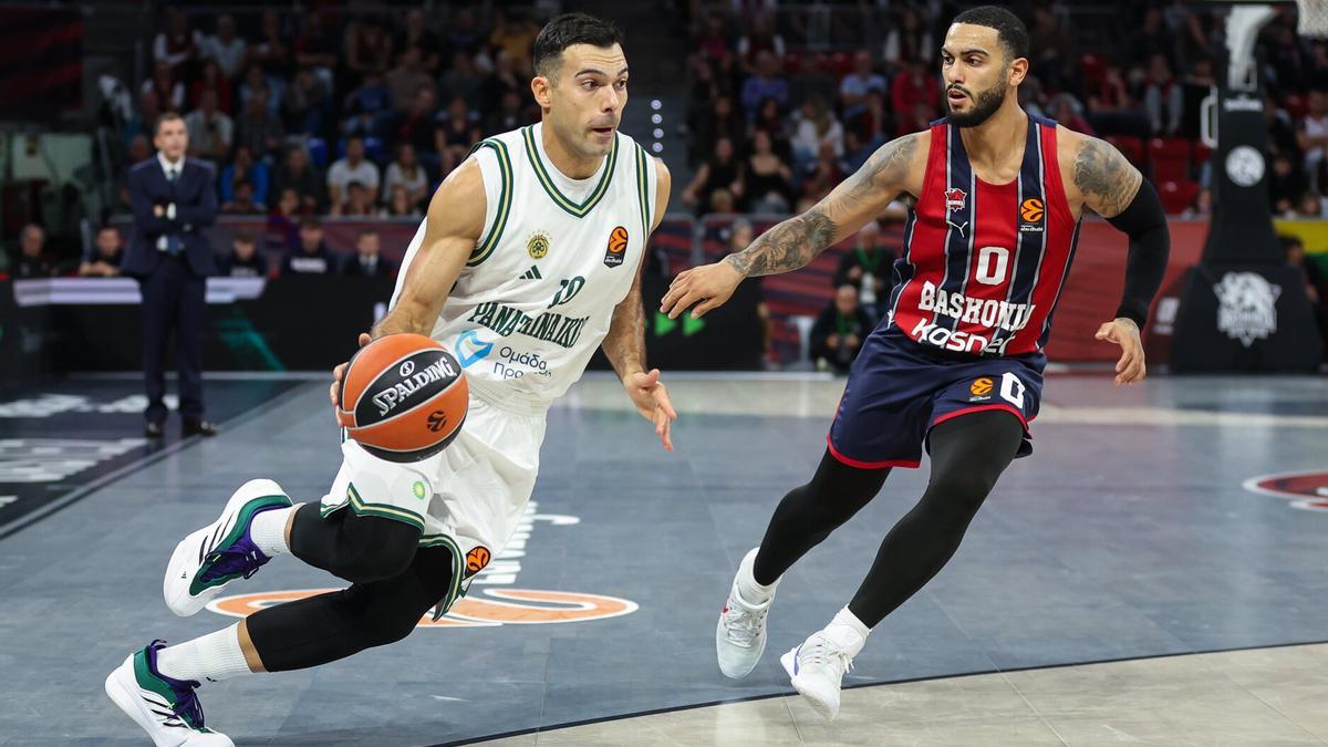 Howard defiende a Sloukas durante el partido del jueves, en el que se quedó sin anotar.