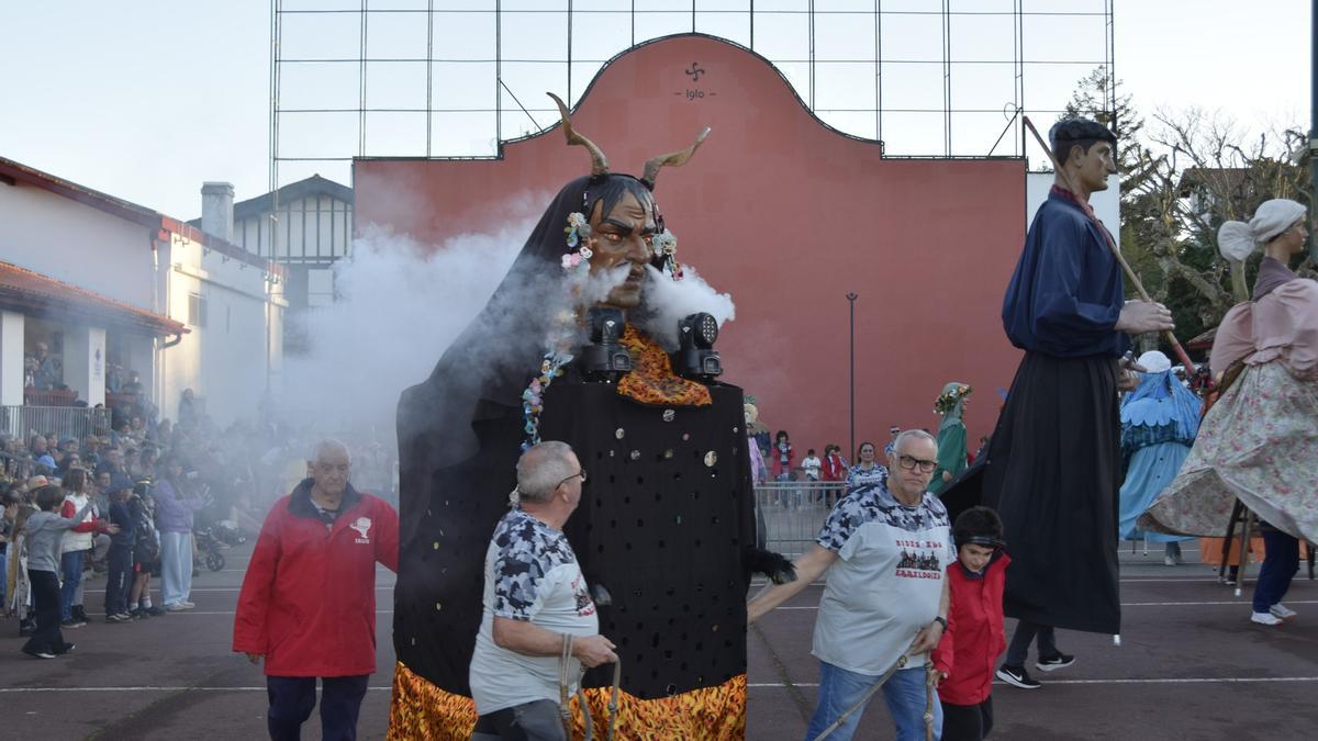 El Carricuerno, echando humo por la nariz, en los carnavales de Getaria (Lapurdi).
