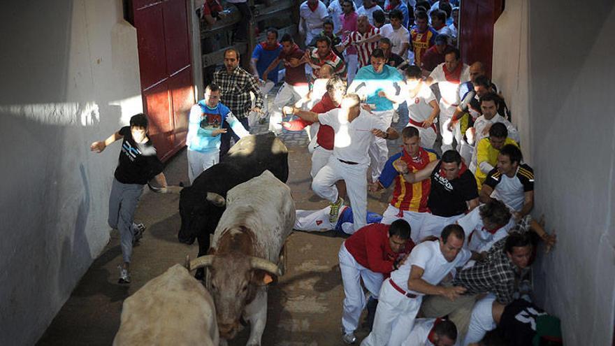 Altuna, a la derecha de la imagen, de blanco y empujado por un mozo de jersey oscuro el día 11.