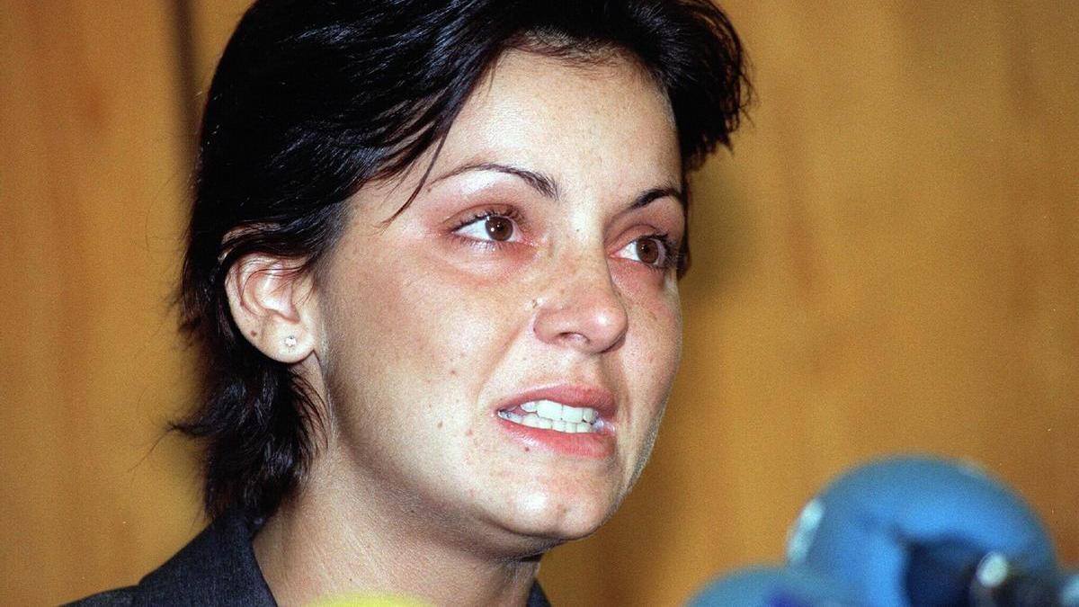 Nevenka Fernández en una rueda de prensa en 2002.