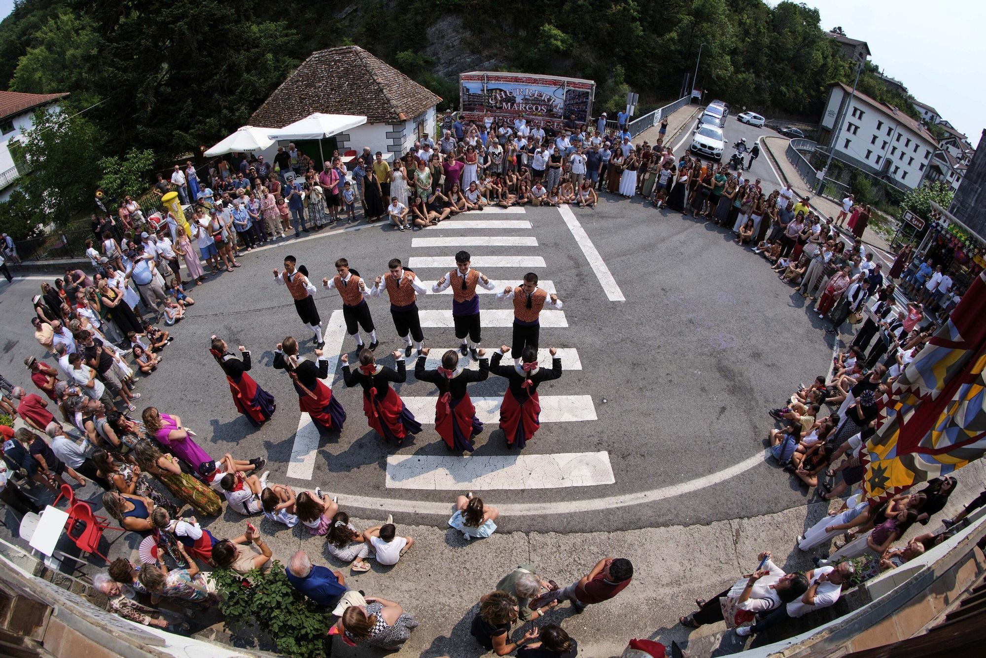 Fotos del tradicional baile de la bandera en fiestas de Roncal 2025