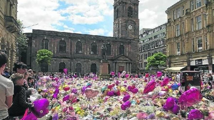 Un mar de flores cubre la plaza St. Ann recordando a las 22 víctimas fallecidas en el último atentado en Mánchester. Fotos: Rita Alvarez Tudela